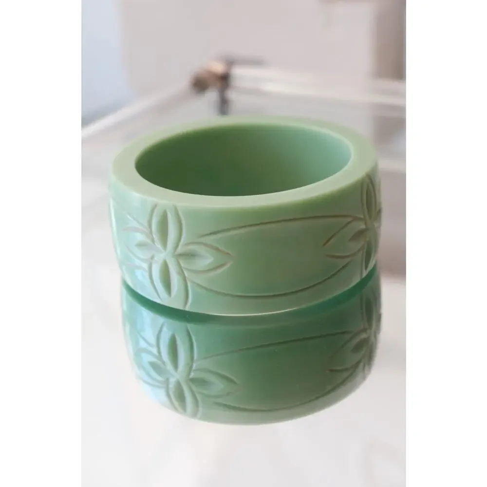 Vintage 1930s–40s Carved Mint Green Bakelite Bangle